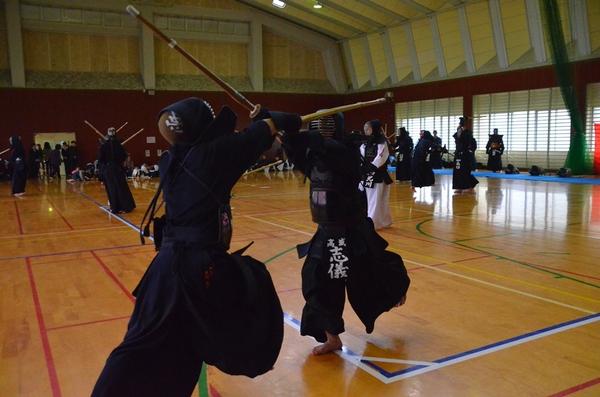 剣道で、面打ちをしあっている写真